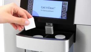 Uruchamianie programu Calc'nClean i aplikacja tabletek czyszczących w ekspresie Siemens EQ